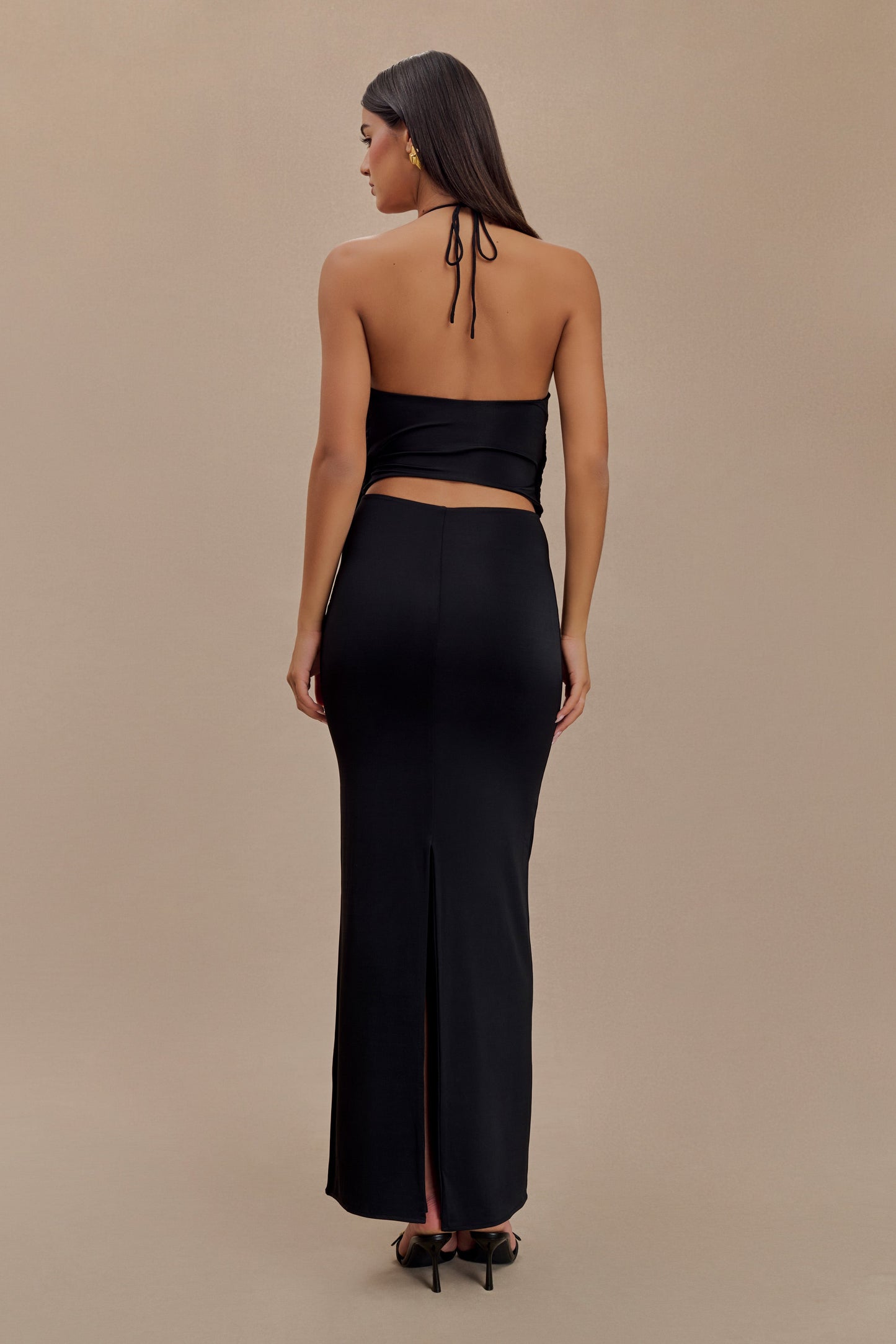 Vestido maxi halter ajustado de seda Tyla en negro